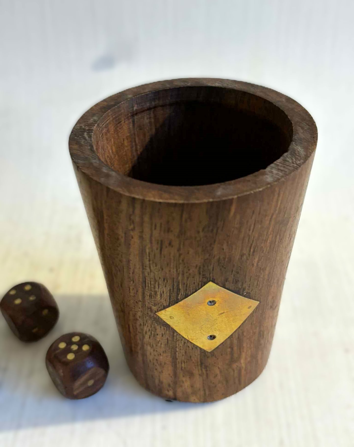 Flot retro raflebæger udført i Teaktræ og med dekorative messing 'terninger'som udsmykning.- nr. 1021478777