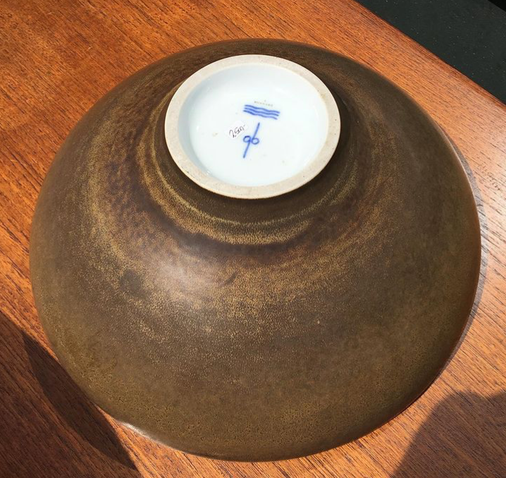 Beautiful stoneware bowl by Gerd Bøgelund, manufactured by Royal Copenhagen - no. 01380