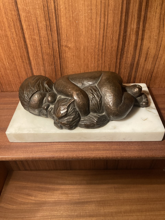 Flot bronze pige med kat på marmor, signeret C.N. 5/100