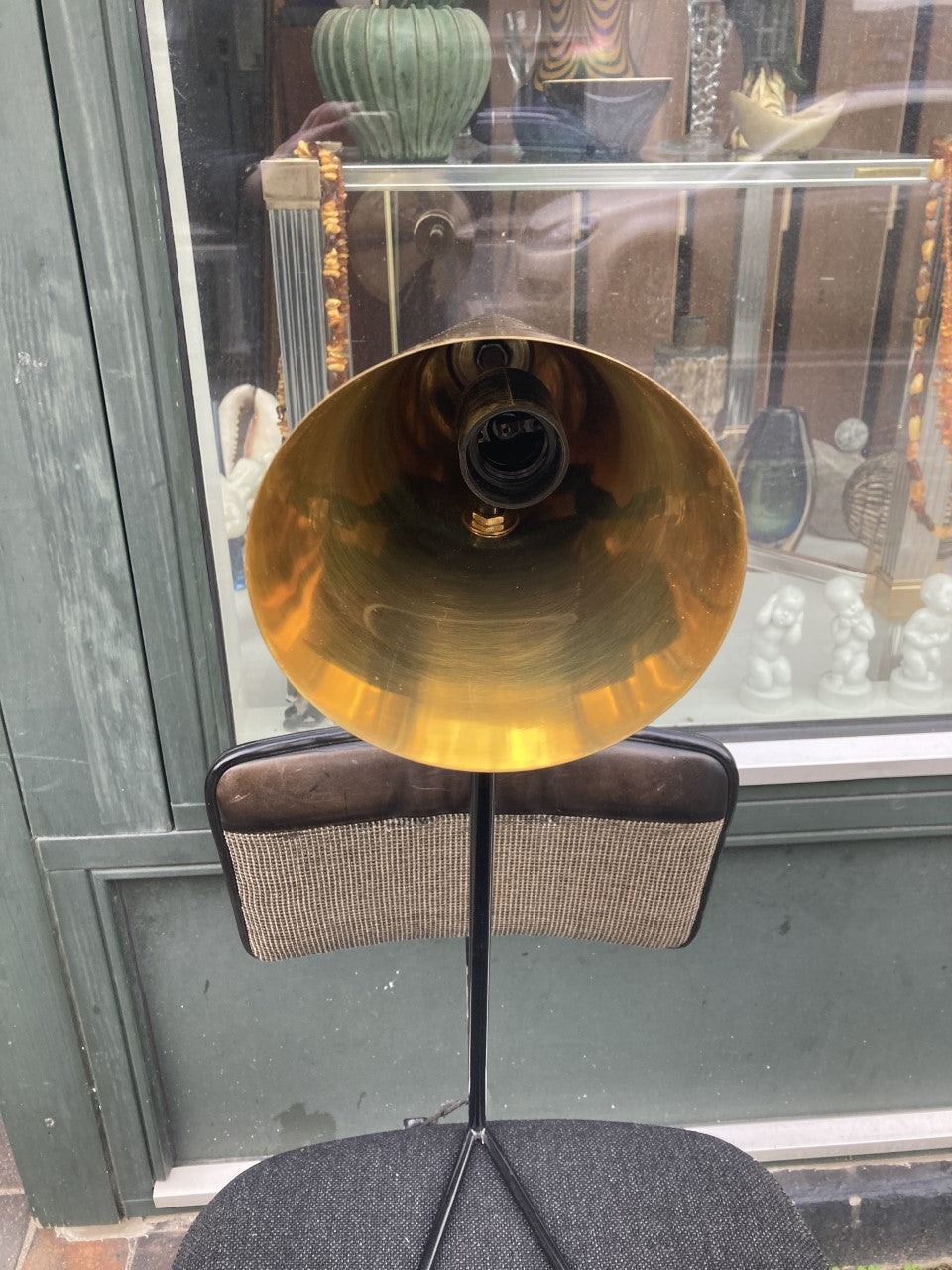 Vintage bordlampe af massiv messing og stel af sort malet metal - nr. 09360